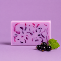 Blubbelia Seife in lila mit schwarzen Johannisbeeren