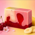 Handgefertigte Cherry Banana Naturseife mit fruchtigem Duft nach Kirsche und Banane. Pflegende Seife für Hände und Körper mit cremigem Schaum und sommerlichem Design.
