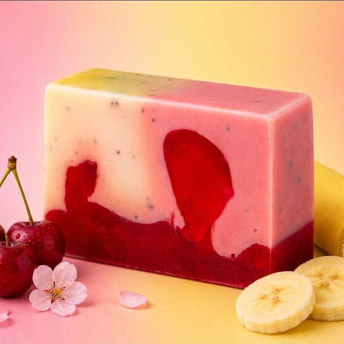 Handgefertigte Cherry Banana Naturseife mit fruchtigem Duft nach Kirsche und Banane. Pflegende Seife für Hände und Körper mit cremigem Schaum und sommerlichem Design.