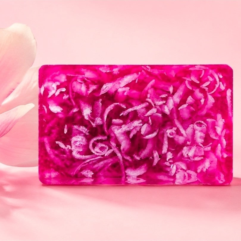 Handgefertigte Magnolienzauber Naturseife mit zartem Magnolienduft. Pflegende Seife für Hände und Körper mit cremigem Schaum und elegantem, floralem Design.