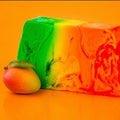 Handgefertigte Mango Naturseife mit fruchtigem Duft nach sonnengereifter Mango. Frisch vom Block geschnittene, pflegende Seife für Hände und Körper mit cremigem Schaum und tropischem Design.