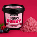 Berry Kiss Body Scrub von Beauty Jar mit fruchtigem Beerenduft, Salz- und Zuckerkristallen sowie Traubenkern- und Kokosnussöl. Sanftes Körperpeeling für geschmeidige Haut und natürlichen Glow.