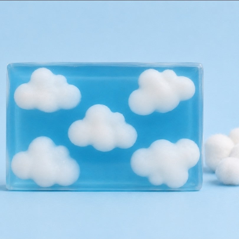 Handgefertigte Naturseife „Wölkchenseife“ in Hellblau mit weißen Wolken. Pflegeseife mit sanftem Baumwollduft für die tägliche Hautpflege und entspannende Wohlfühlmomente.